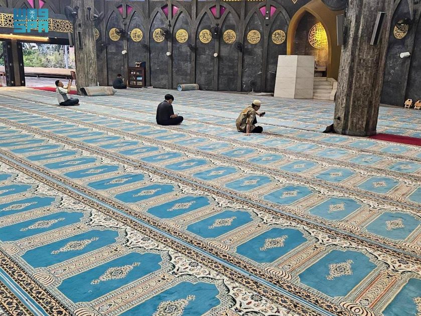 فرش أكبر جامع في العاصمة بانكوك بالسجاد الفاخر على نفقة المملكة