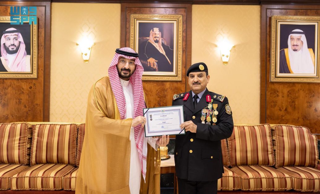 سمو وزير الحرس الوطني يقلّد رئيس الجهاز العسكري المكلّف وسام المنظمة الدولية للحماية المدنية بمرتبة “فارس”