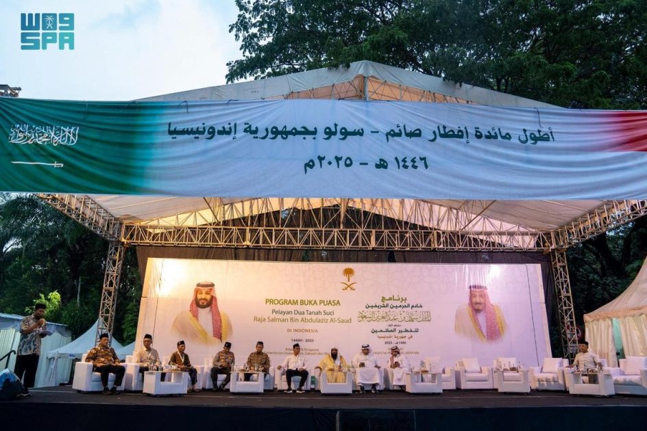 “الشؤون الإسلامية ” تنفذ مائدة إفطار رمضانية في مدينة سولو بإندونيسيا