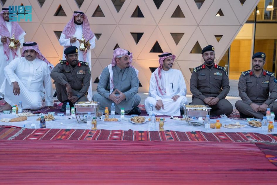 محافظ الدرعية يشارك القطاعات الأمنية إفطارهم الرمضاني