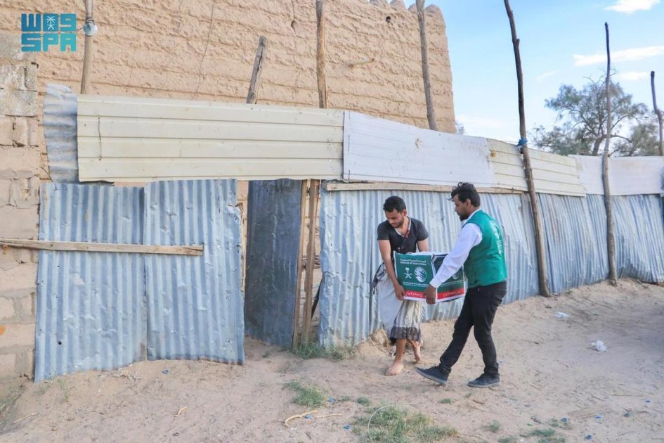 مركز الملك سلمان للإغاثة يوزّع 1.300 سلة غذائية في مديرية الوادي بمحافظة مأرب