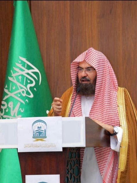 حثهم على بذل اقصى الجهود لخدمة الحرمين واثراءتجربة القاصدين والزائرين.. السديس .. يهنئ منسوبي ومنسوبات الرئاسة؛ بتفريغهم لملاك رئاسة الشؤون الدينية بالمسجد الحرام والمسجد النبوي