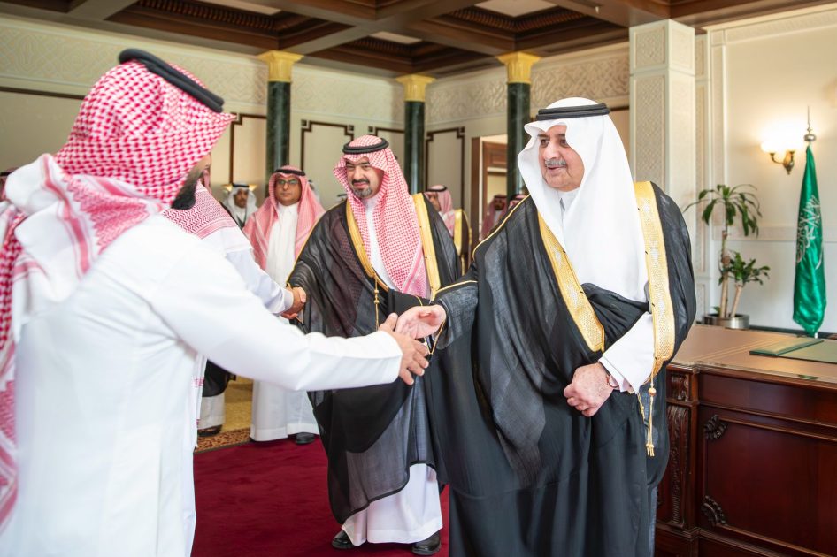 أمير منطقة تبوك  يستقبل وكلاء ومنسوبي الإمارة بمناسبة عيد الفطر المبارك