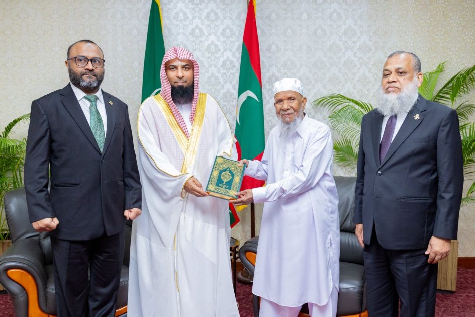 الشيخ صلاح بدير يزور أول عالم مالديفي تخرج من الجامعة الإسلامية.. جهود بارزة للمملكة لتكريس التسامح  ‏