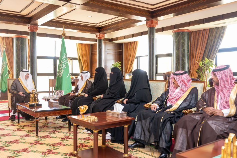 أمير تبوك يستقبل رئيس وأعضاء جمعية الوقاية من الجريمة (أمان ) بالمنطقة