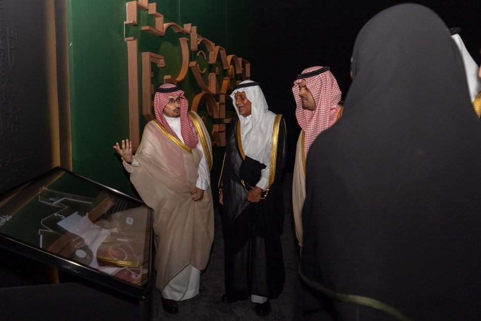 نائب أمير مكة يدشّن معرض “في محبة خالد الفيصل” في جدة