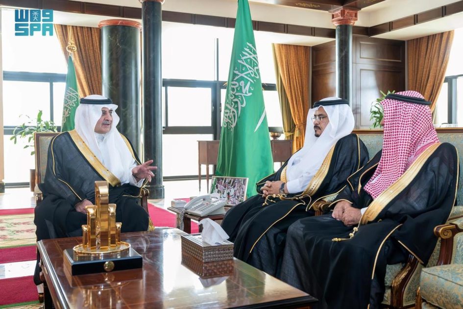 أمير منطقة تبوك يستقبل المشرف على جامعة فهد بن سلطان وأمين المنطقة