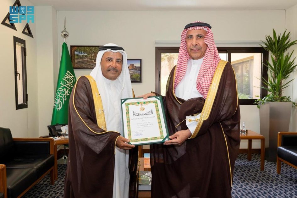 إنفاذًا للأمر الملكي.. الرئيس التنفيذي للهيئة الملكية لمدينة الرياض يُسلِّم الفوزان والشايع وسام الملك عبدالعزيز من الدرجة الرابعة