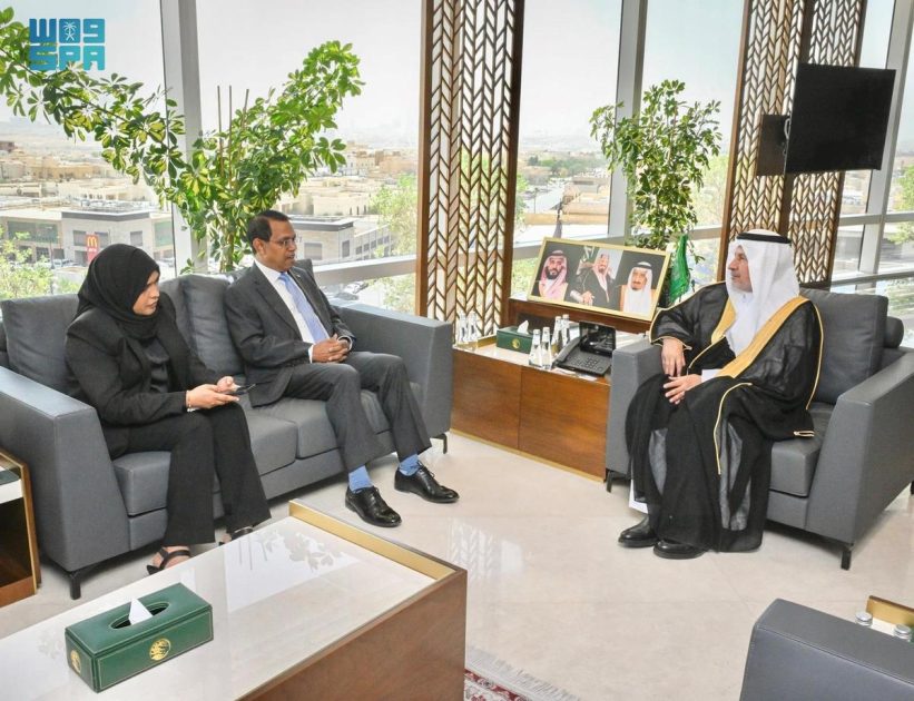 المشرف العام على مركز الملك سلمان للإغاثة يلتقي سفير المالديف لدى المملكة