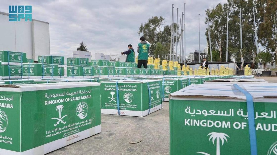 مركز الملك سلمان للإغاثة يوزّع 1.680 سلة غذائية في عدة مناطق بجمهورية لبنان