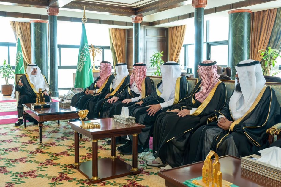 أمير منطقة تبوك يستقبل نائب رئيس وأعضاء مجلس الجمعيات التعاونية بالمملكة
