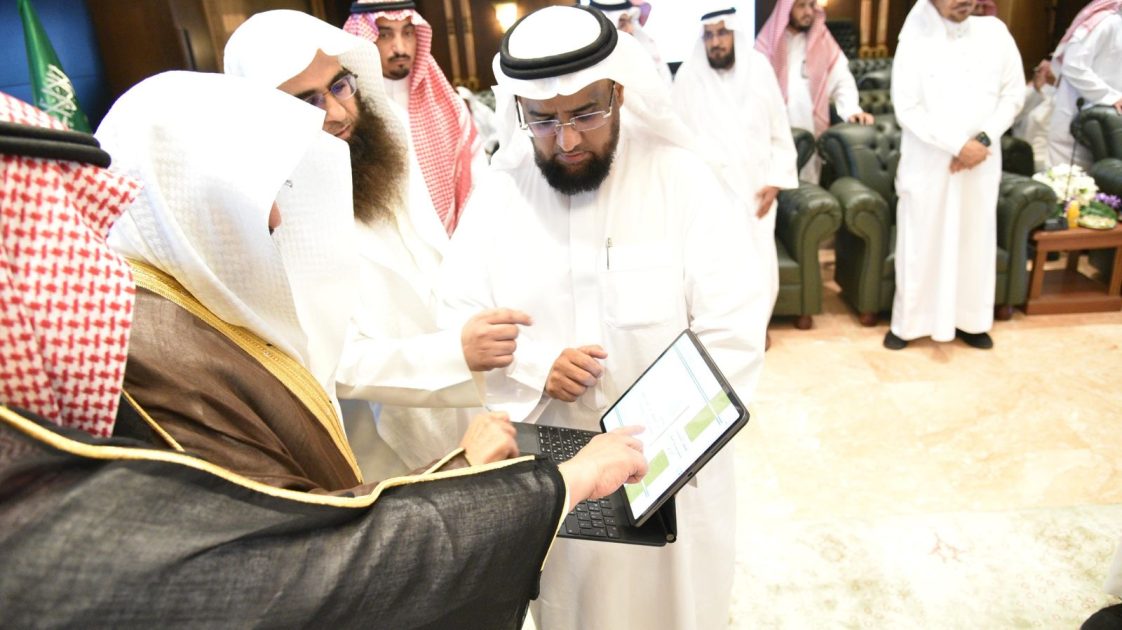 “السديس” يطلق مبادرة ” خدمة زائرينا شرف لمنسوبينا” تضمنت مسارات إثرائية وإهداءات منوعة