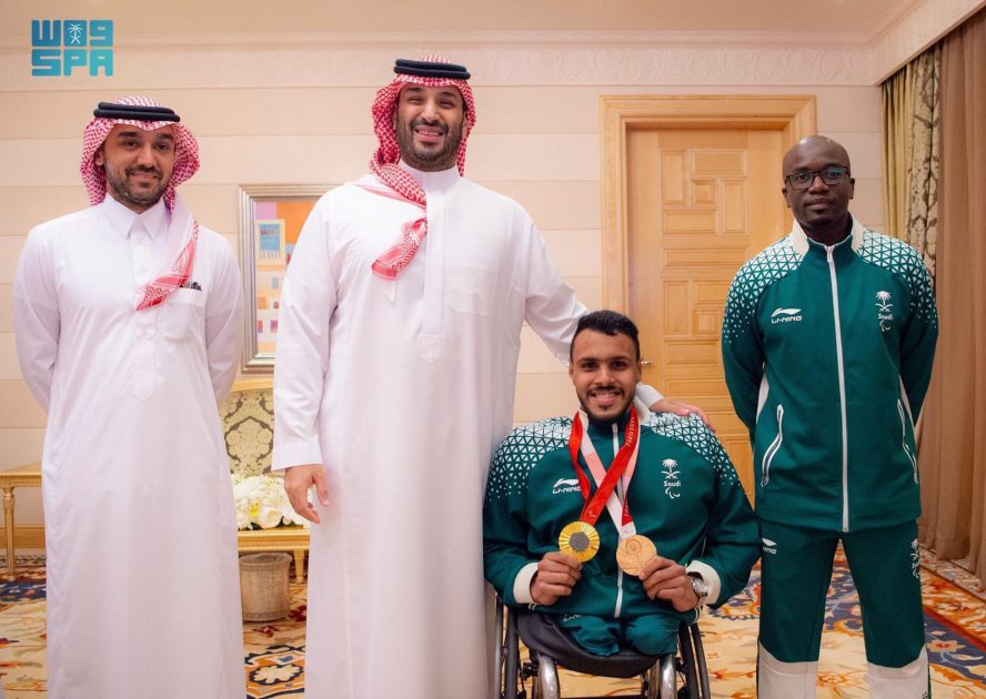 سمو ولي العهد يستقبل لاعب المنتخب السعودي لألعاب القوى البارالمبية عبدالرحمن القرشي بمناسبة تحقيقه ذهبية دورة الألعاب البارالمبية في باريس