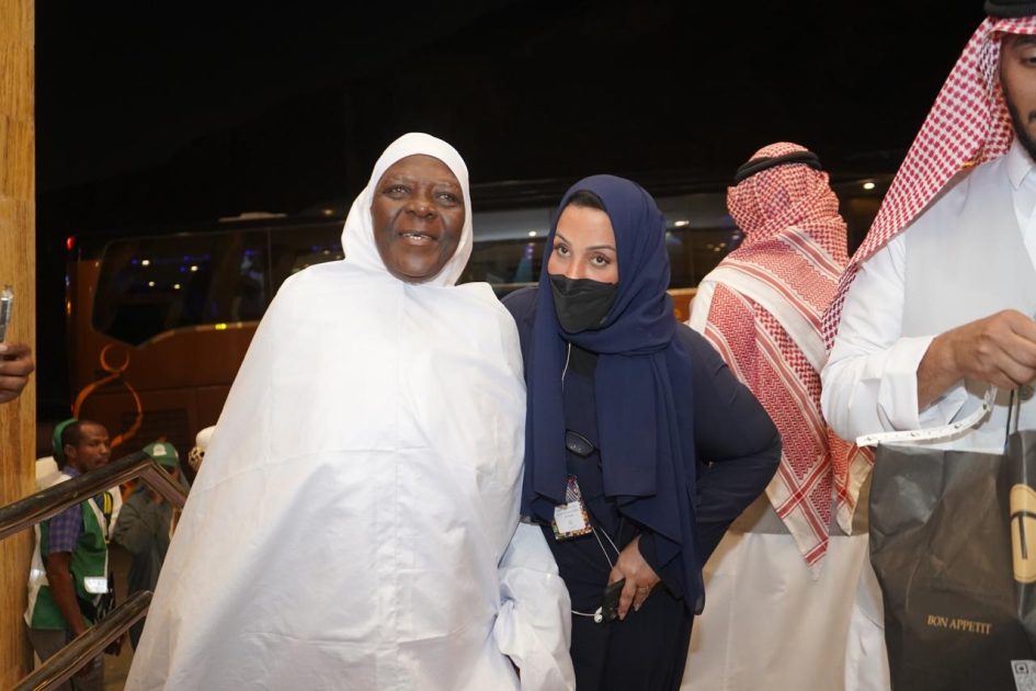 طبقت مبادرة الترحاب بالحجاج بلغتهم  بالزمزم والهدايا والأناشيد… إكرام الضيف تستقبل الفوج الأول من حجاج نيجيريا
