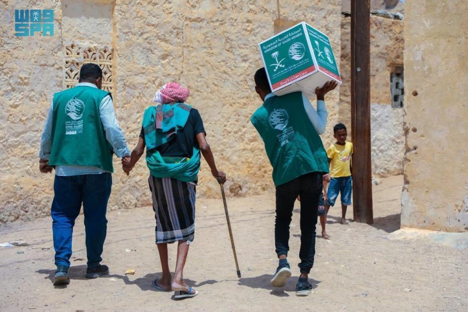مركز الملك سلمان للإغاثة يوزّع 356 سلة غذائية في مديرية غيل باوزير بحضرموت
