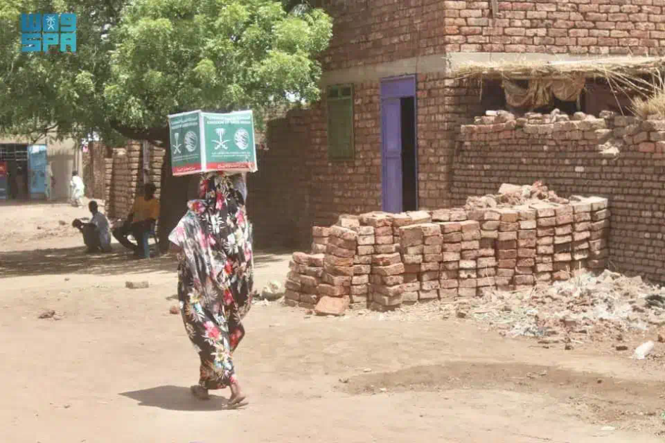 مركز الملك سلمان للإغاثة يوزع 500 سلة غذائية في محلية الدندر بولاية سنار في السودان