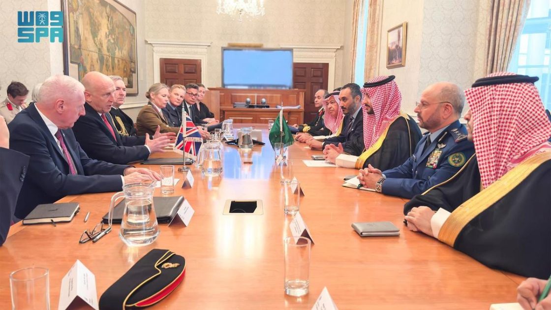 وزير الدفاع البريطاني يستقبل سمو وزير الدفاع ويعقدان لقاءً موسعًا