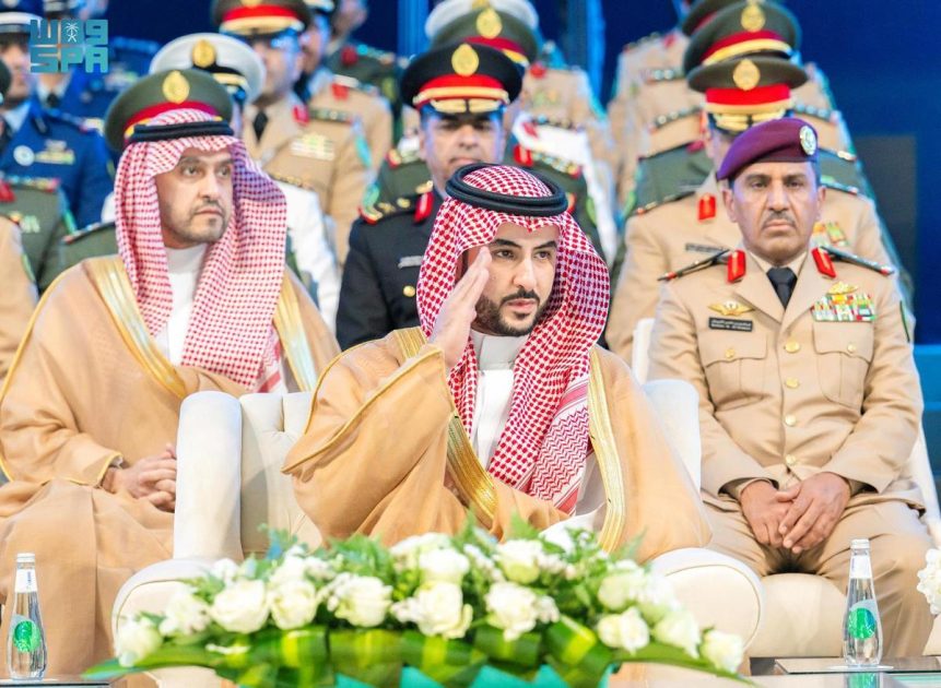 سمو وزير الدفاع يرعى حفل تخريج دارسي جامعة الدفاع الوطني بوزارة الدفاع