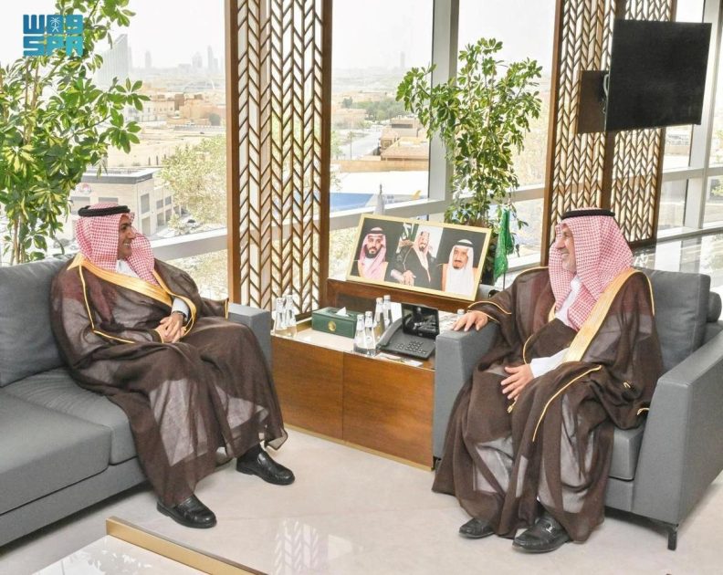 المشرف العام على مركز الملك سلمان للإغاثة يلتقي سفير المملكة لدى بنغلاديش