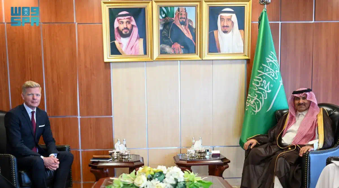 السفير آل جابر يلتقي المبعوث الأممي إلى اليمن