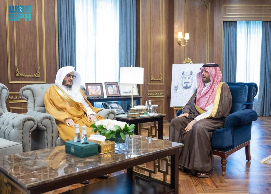 الأمير فيصل بن خالد بن سلطان يستقبل رئيس المحكمة الإدارية بمنطقة الحدود الشمالية
