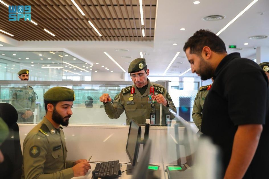 اللواء المربع يقف على سير العمل بجوازات منفذ الوديعة