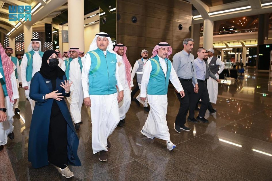 وزير النقل والخدمات اللوجستية يرأس اجتماع اللجنة الإشرافية الرابع ويدشّن مبادرات نوعية استعدادًا لموسم الحج