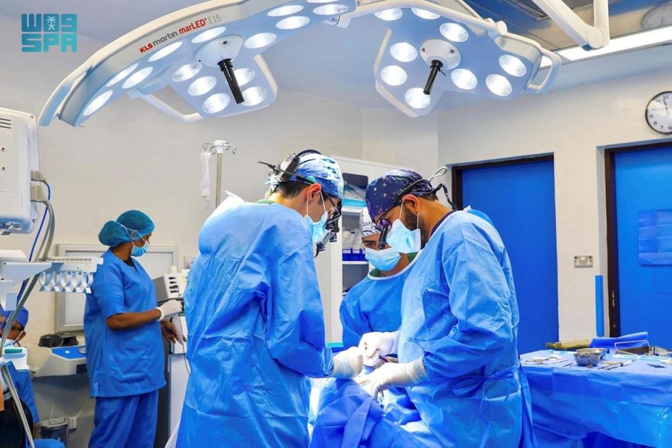 مركز الملك سلمان للإغاثة يدشن الحملة الطبية التطوعية لجراحة التجميل والحروق والتشوهات في محافظة عدن