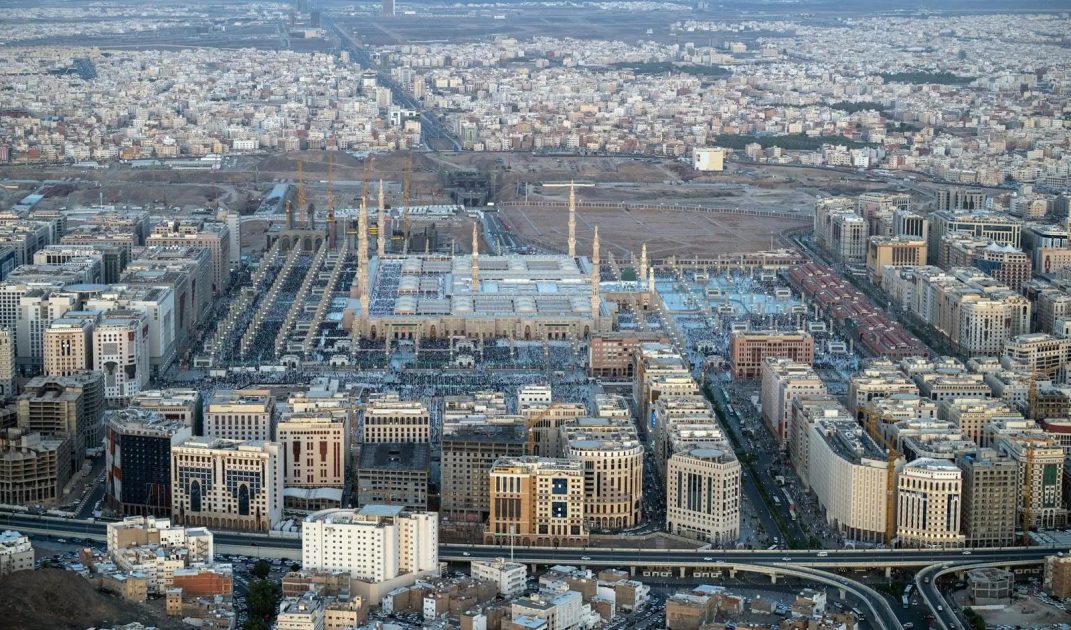الرئيس التنفيذي للهيئة الملكية لمدينة مكة والمشاعر المقدسة يتفقد أعمال تأهيل المواقع التاريخية والإثرائية في مكة المكرمة