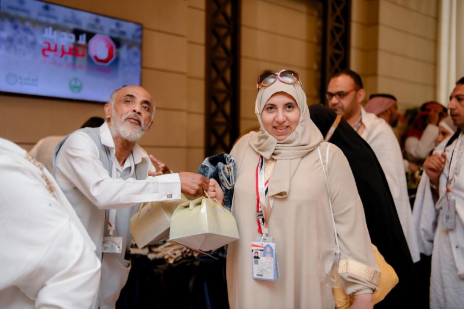 “إكرام الضيف” استقبلتهم بالقهوة السعودية والورد،،، الفوج الأول من حجاج مصر يحط رحاله بمكة