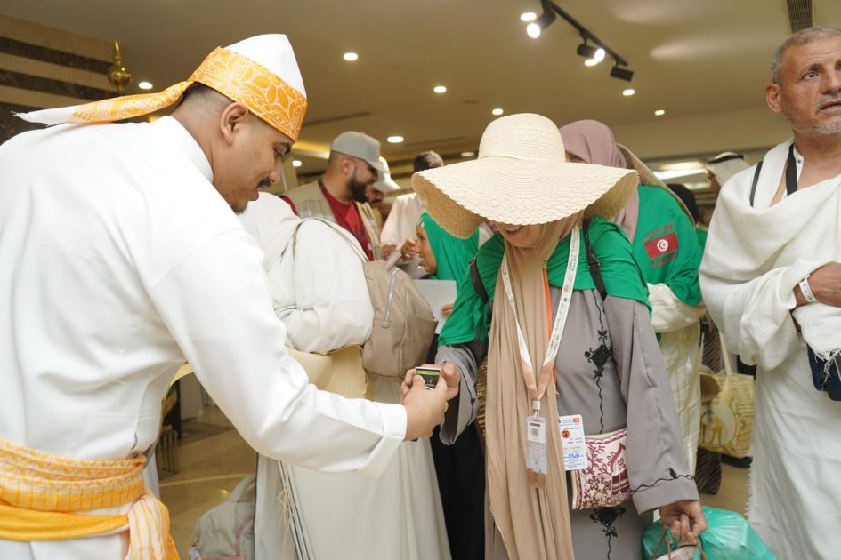 إكرام الضيف استقبلتهم بالضيافة السعودية والهدايا،،، طلائع حجاج تونس تصل إلى مكة المكرمة