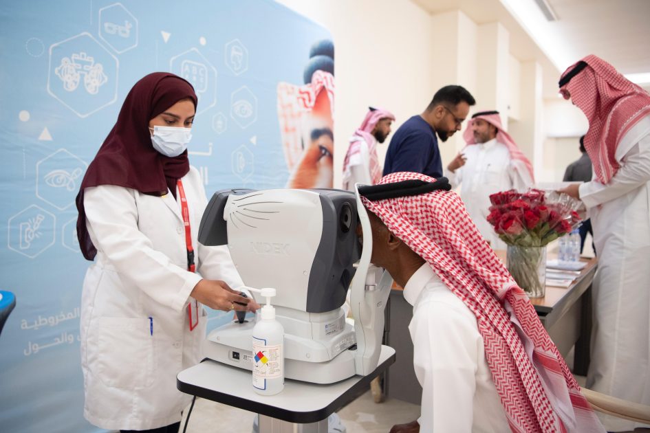 الاتصال المؤسسي بإمارة مكة ينفذ مبادرة للكشف على العيون