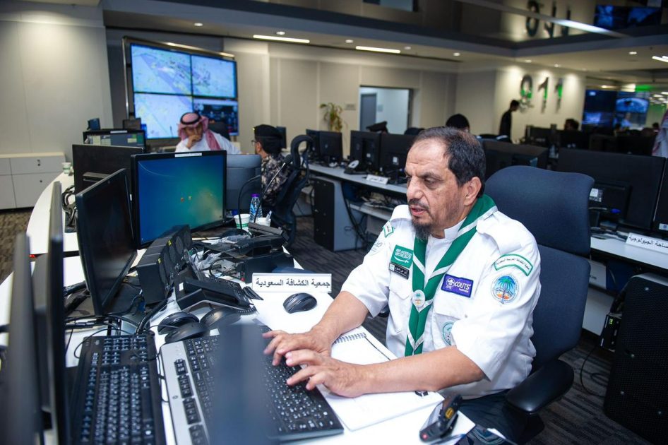 “قاعة تقنية” بمعسكرات الكشافة تتحول إلى غرفة عمليات رقمية متقدمة تدير الميدان وتستقبل البلاغات لحظياً