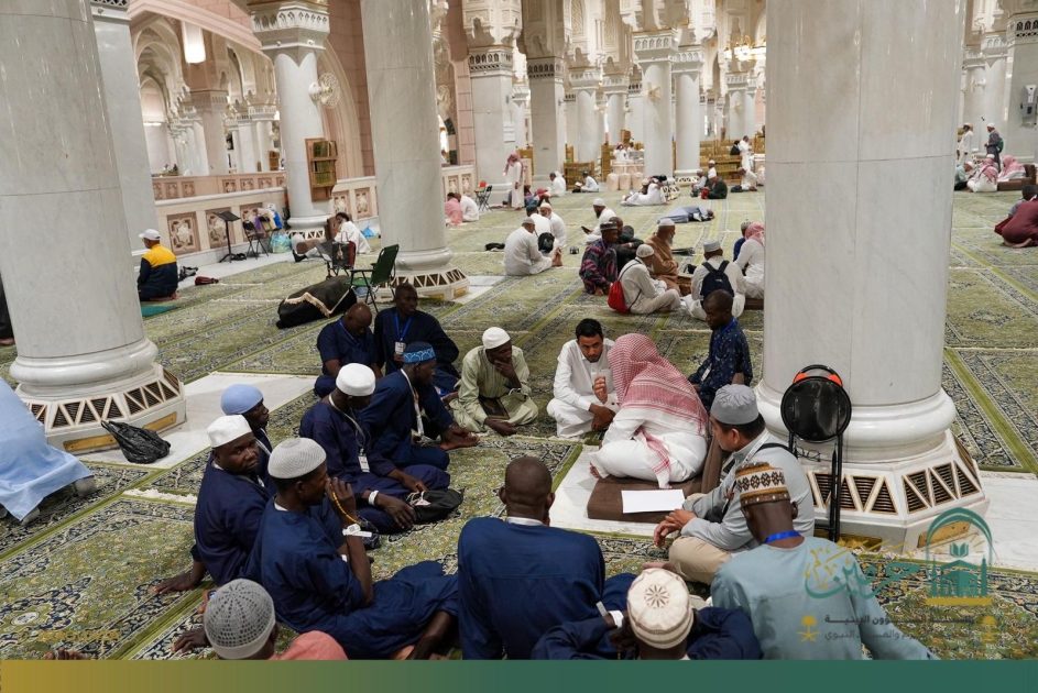 دورة علمية بعنوان: “حفظ السنة النبوية والمتون العلمية” بالمسجد الحرام لتعزيز المسارات الإثرائية للمعتمرين