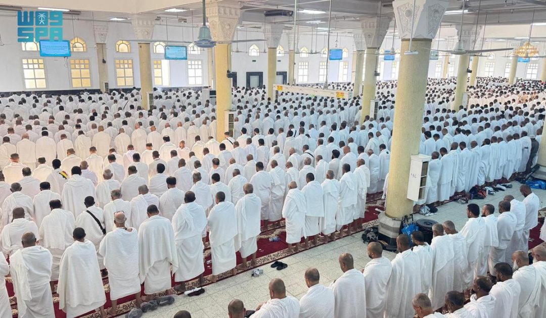 مسجد الخيف يحتضن آلاف الحجاج في يوم التروية وسط أجواء إيمانية وخدمات متطورة