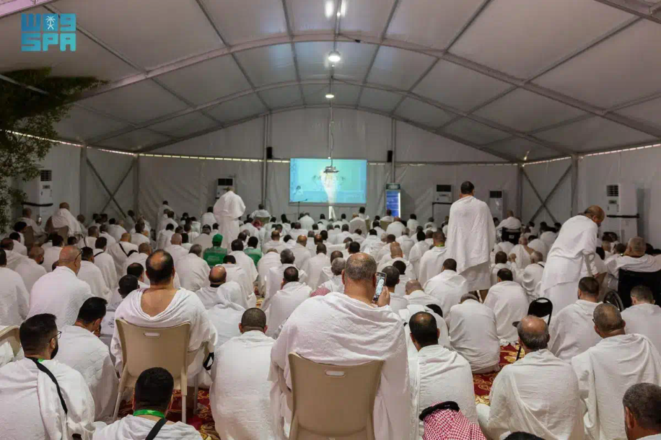 ضيوف برنامج خادم الحرمين الشريفين للحج يشهدون خطبة يوم عرفة في مقر سكنهم