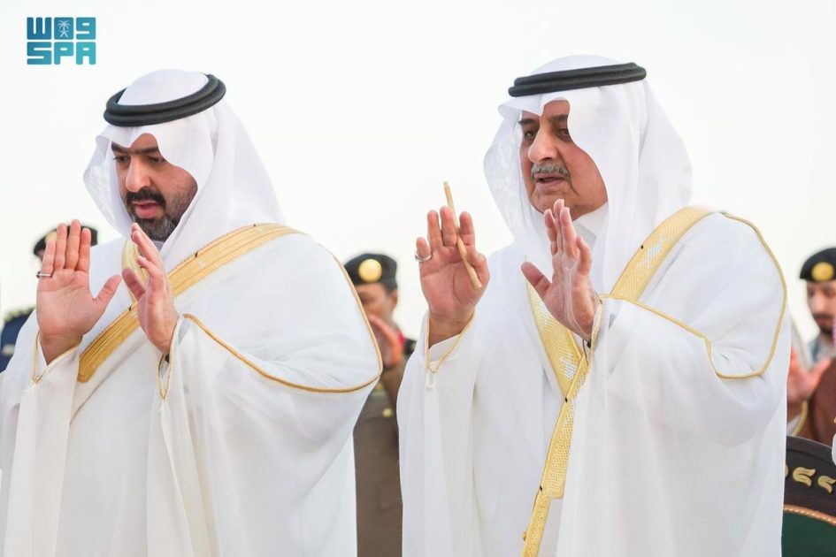 أمير منطقة تبوك ونائبه يؤديان صلاة عيد الأضحى