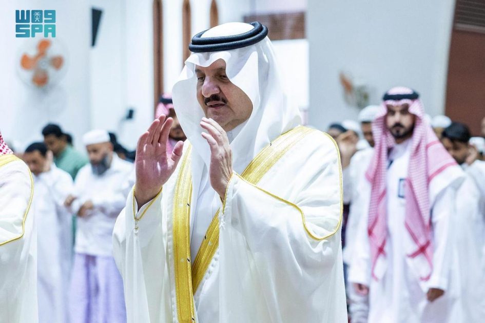 أمير المنطقة الشرقية ونائبه يؤديان صلاة عيد الأضحى