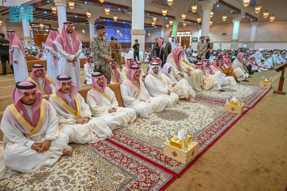 أمير منطقة حائل ونائبه يؤديان صلاة عيد الأضحى