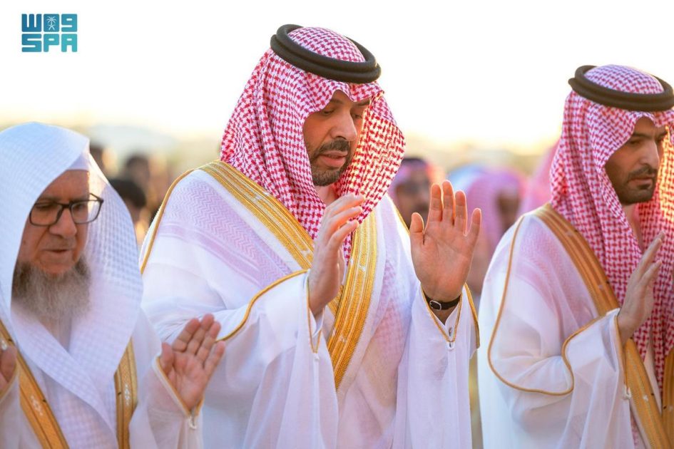أمير منطقة الحدود الشمالية يؤدي صلاة عيد الأضحى
