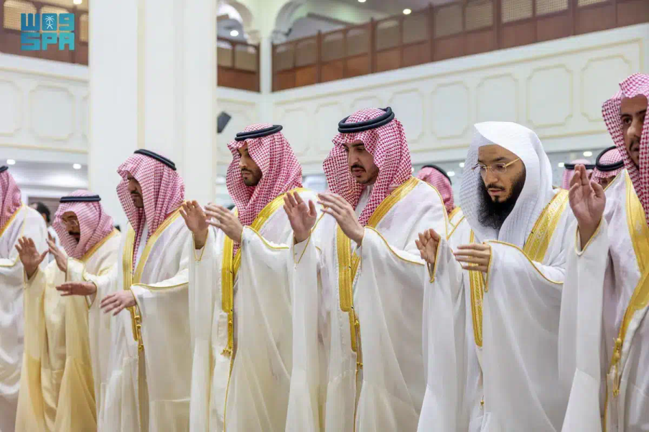 أمير منطقة الجوف ونائبه يؤدّيان صلاة عيد الأضحى