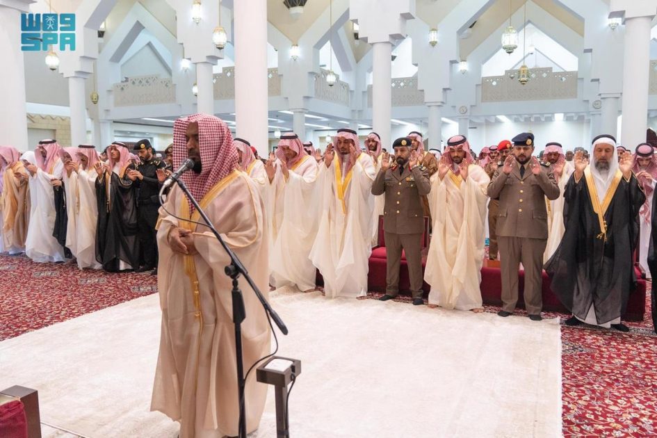 محافظ الدرعية يؤدي صلاة عيد الأضحى