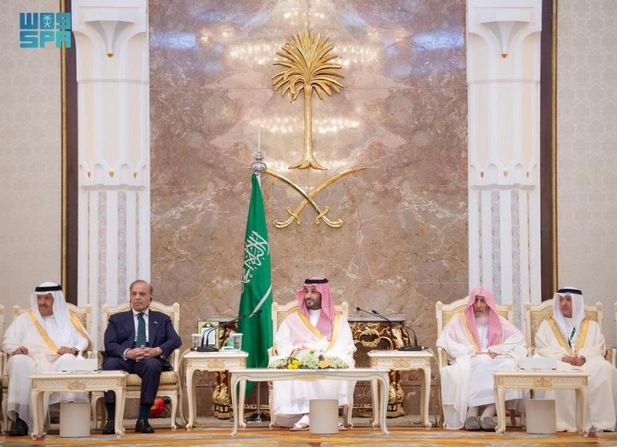 نيابة عن خادم الحرمين الشريفين.. سمو ولي العهد يستقبل في الديوان الملكي بقصر منى المهنئين بعيد الأضحى المبارك