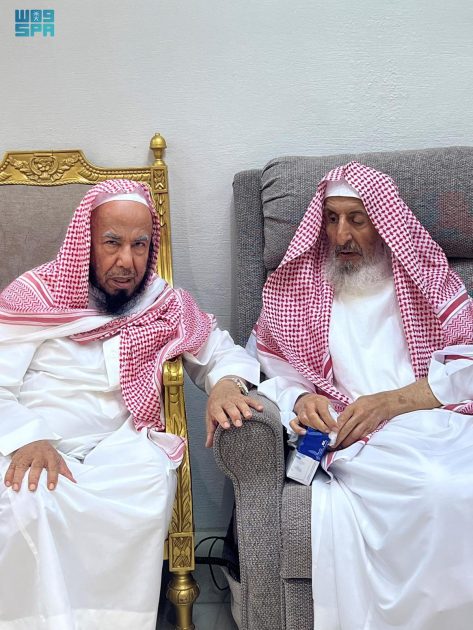 مفتي عام المملكة يستقبل الشيخ عبدالله المطلق