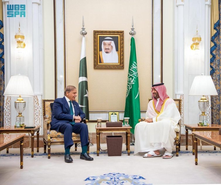 سمو ولي العهد يستقبل رئيس الوزراء الباكستاني ويستعرضان العلاقات التاريخية وآفاق التعاون الثنائي