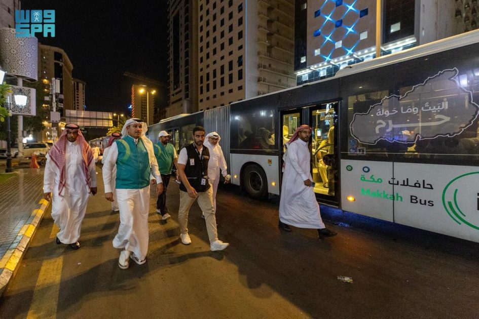 وزير النقل والخدمات اللوجستية يتفقد حركة النقل الترددي بالحافلات للتأكد من جودة الخدمات المقدمة لضيوف الرحمن