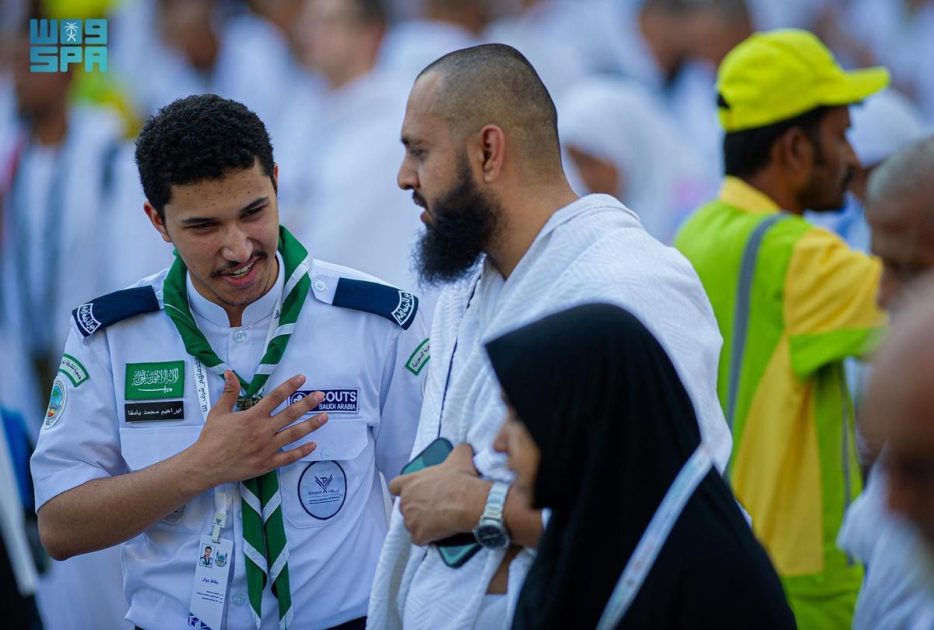 “الكشافة” يواصلون إرشاد الحجاج التائهين في مشعر منى