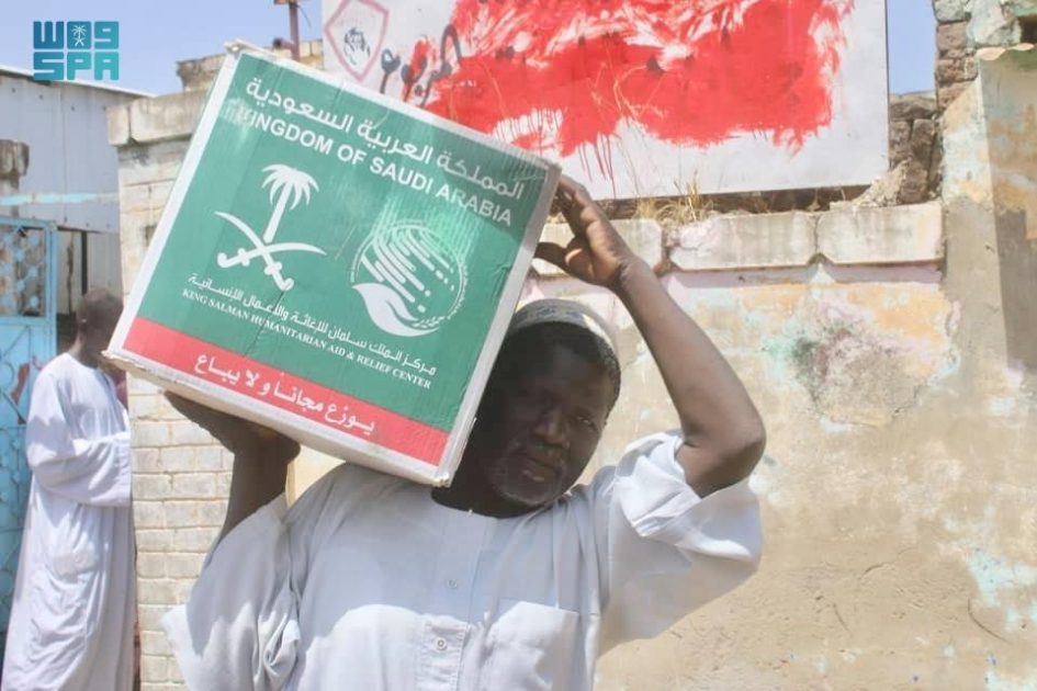 مركز الملك سلمان للإغاثة يوزع 1.500 سلة غذائية في محلية السوكي بولاية سنار في السودان