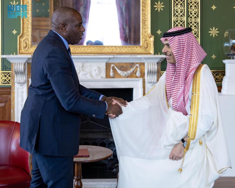 سمو وزير الخارجية ووزير الخارجية البريطاني يناقشان آخر المستجدات في المنطقة