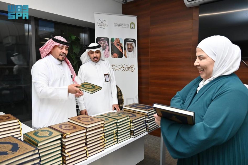 “الشؤون الإسلامية” تواصل توزيع هدية خادم الحرمين الشريفين من المصحف الشريف عبر منفذ الحديثة